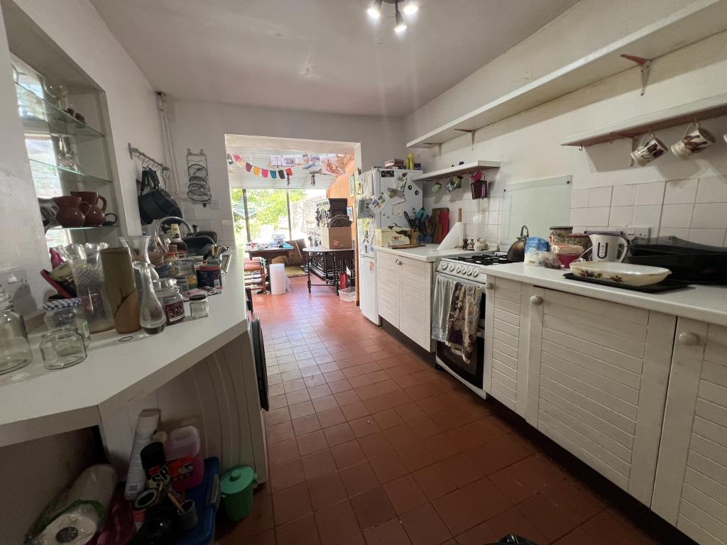 Lot: 168 - FOUR STOREY TOWN HOUSE FOR UPDATING - Thrift House kitchen